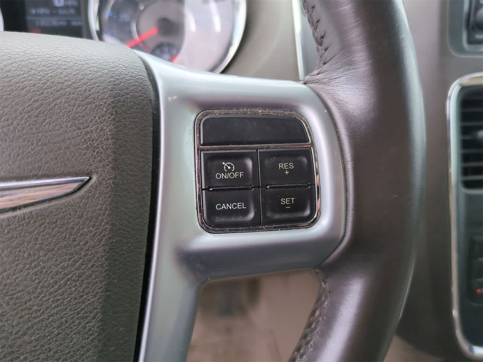 Thumbnail: 2011 Chrysler Town & Country - 21