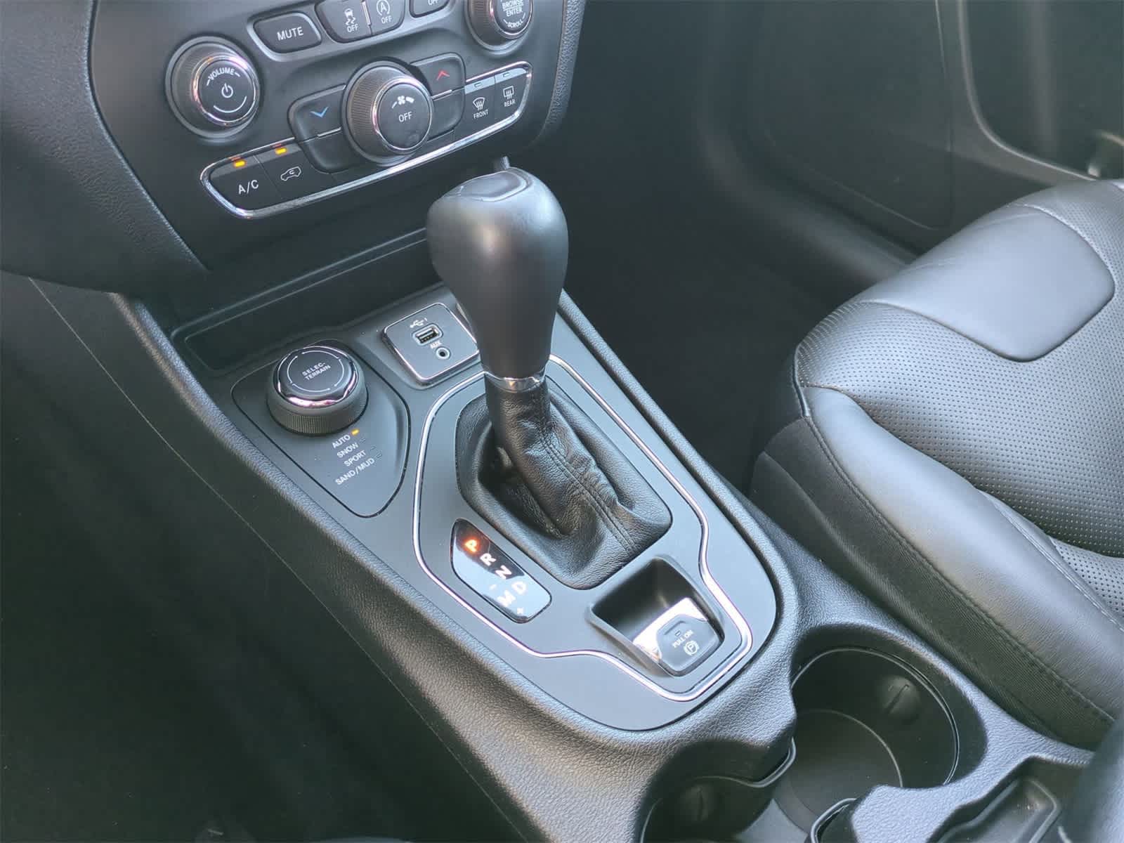 Thumbnail: 2021 Jeep Cherokee - 31