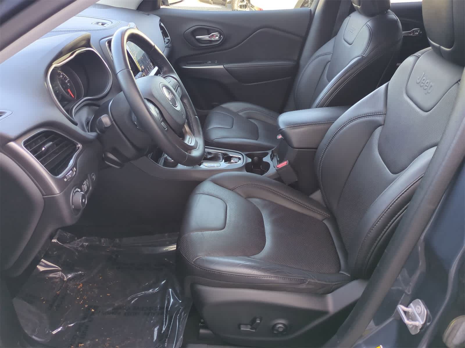 Thumbnail: 2019 Jeep Cherokee - 16