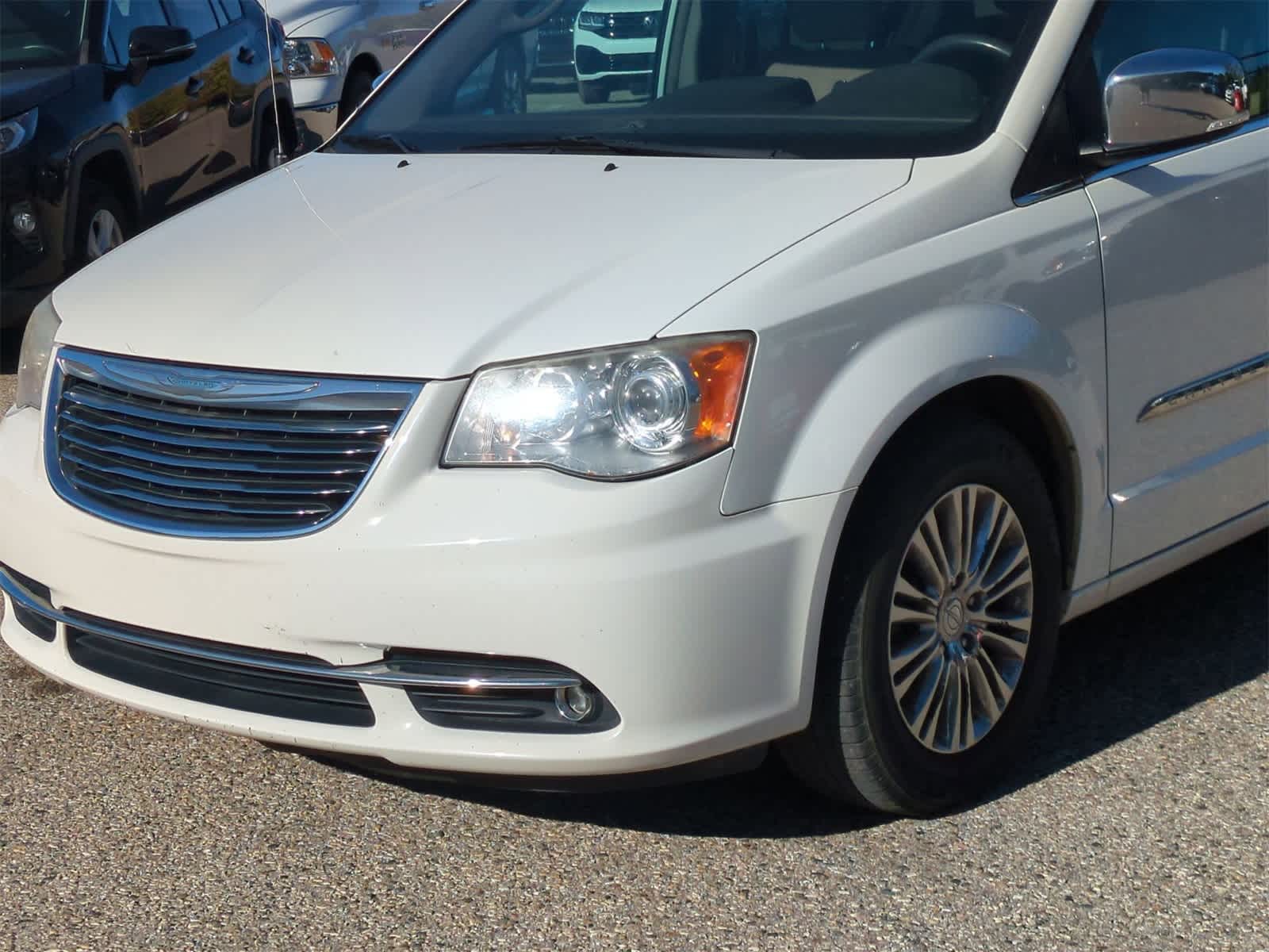 Thumbnail: 2011 Chrysler Town & Country - 11