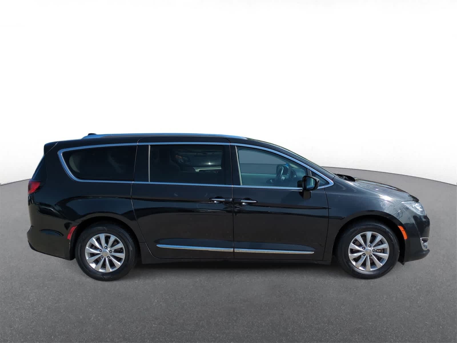 Thumbnail: 2019 Chrysler Pacifica - 9