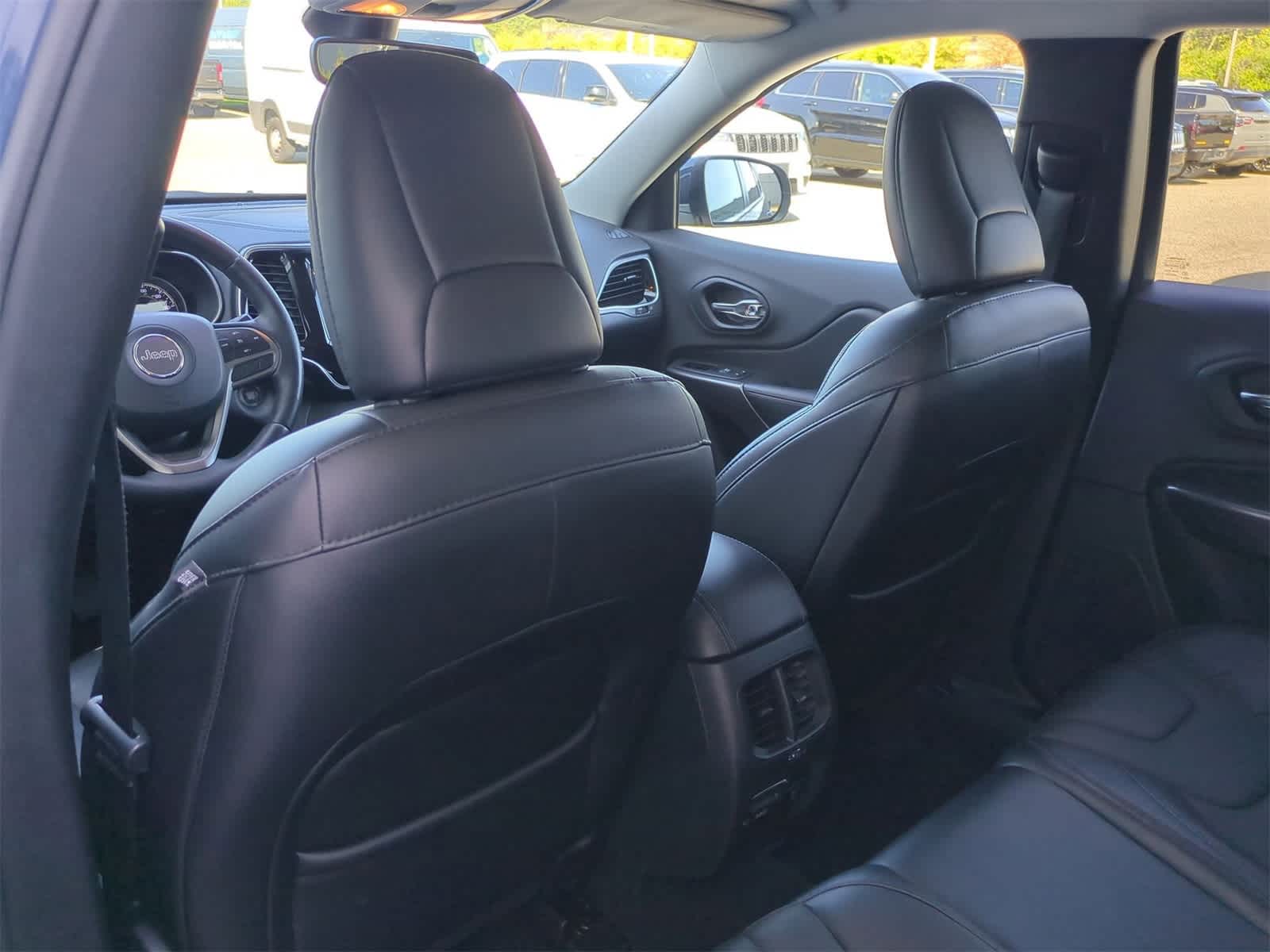 Thumbnail: 2019 Jeep Cherokee - 18