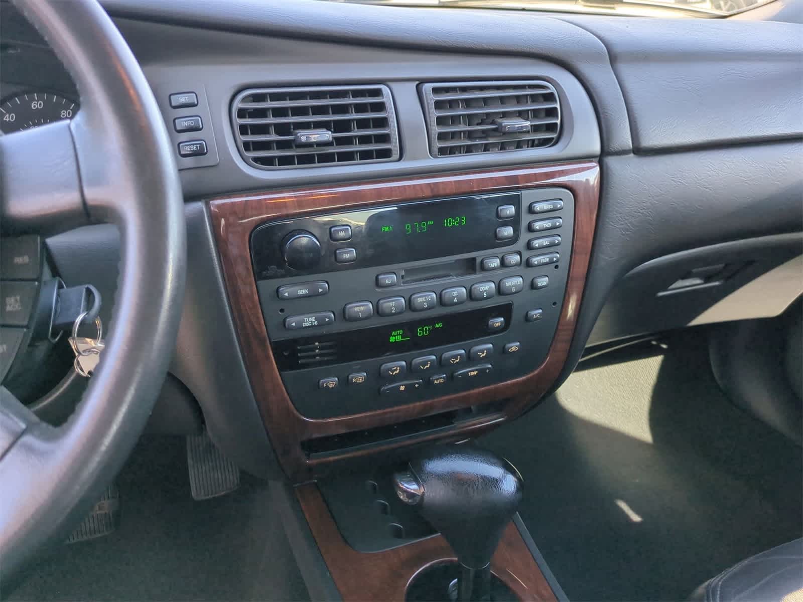 Thumbnail: 2004 Ford Taurus - 25