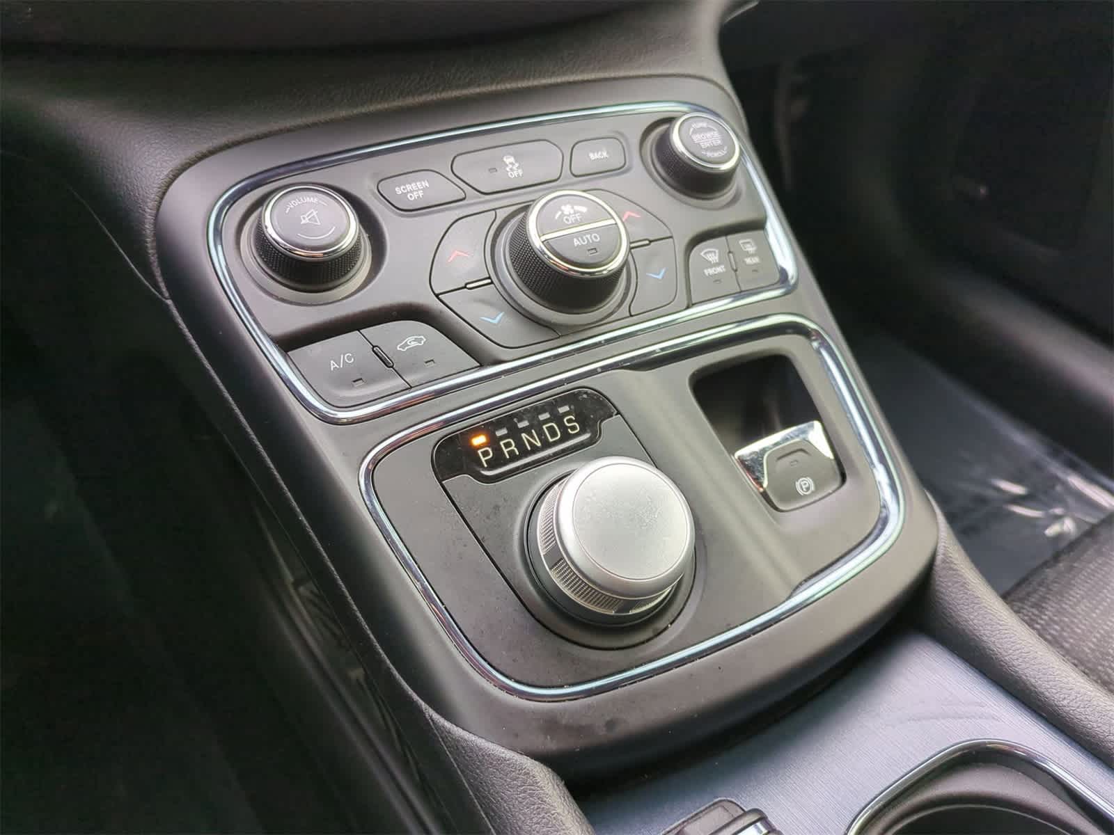 Thumbnail: 2015 Chrysler 200 - 31