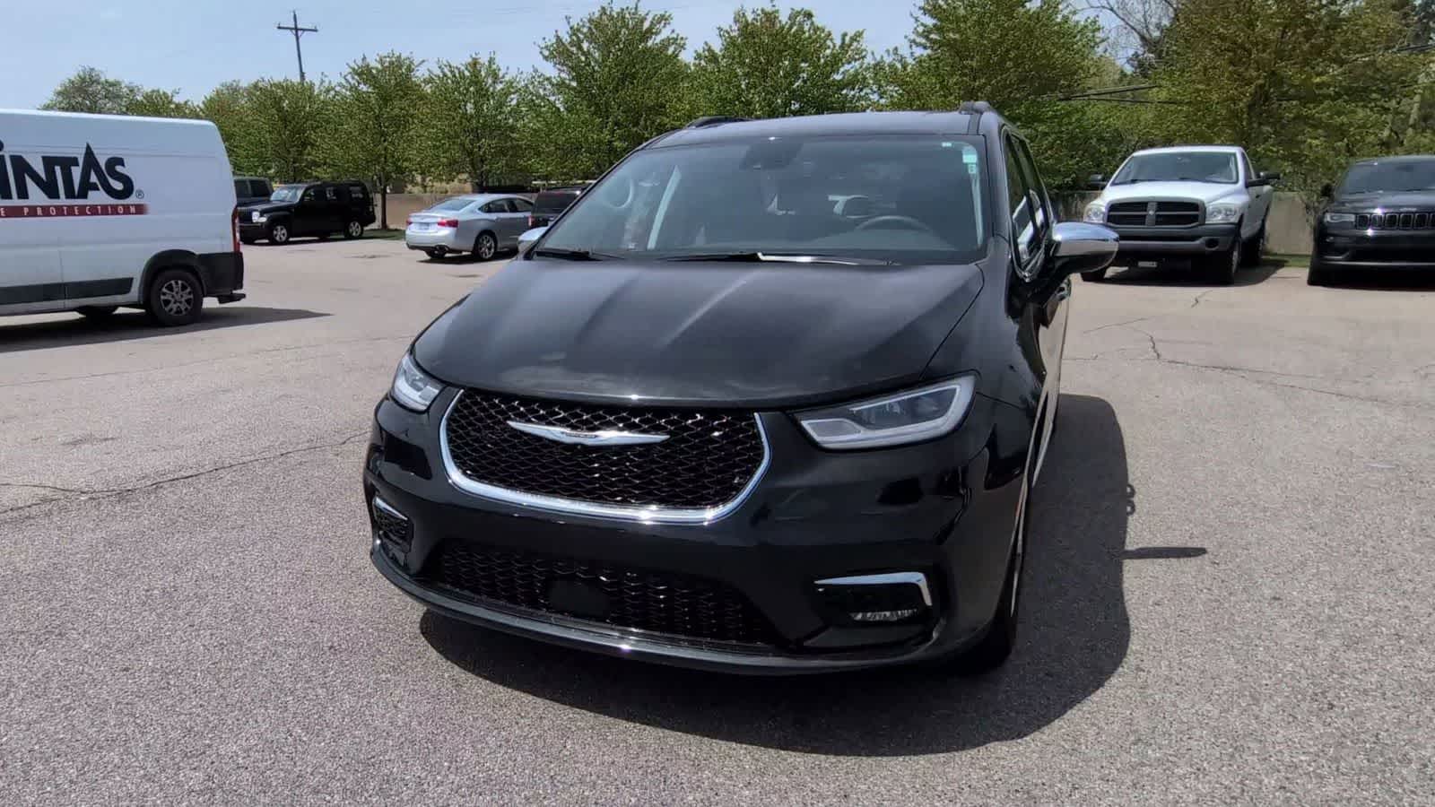Thumbnail: 2023 Chrysler Pacifica - 3