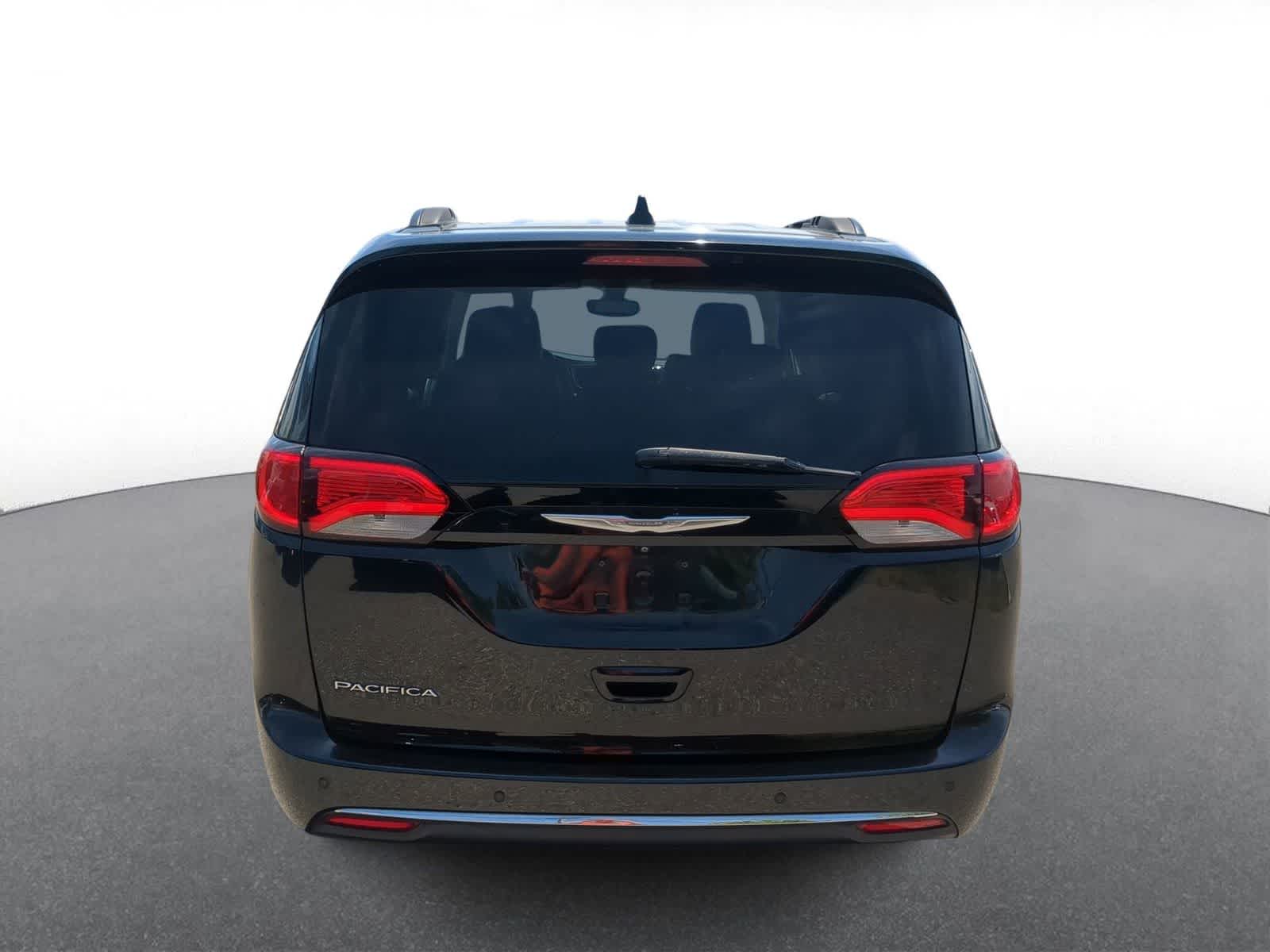 Thumbnail: 2017 Chrysler Pacifica - 7