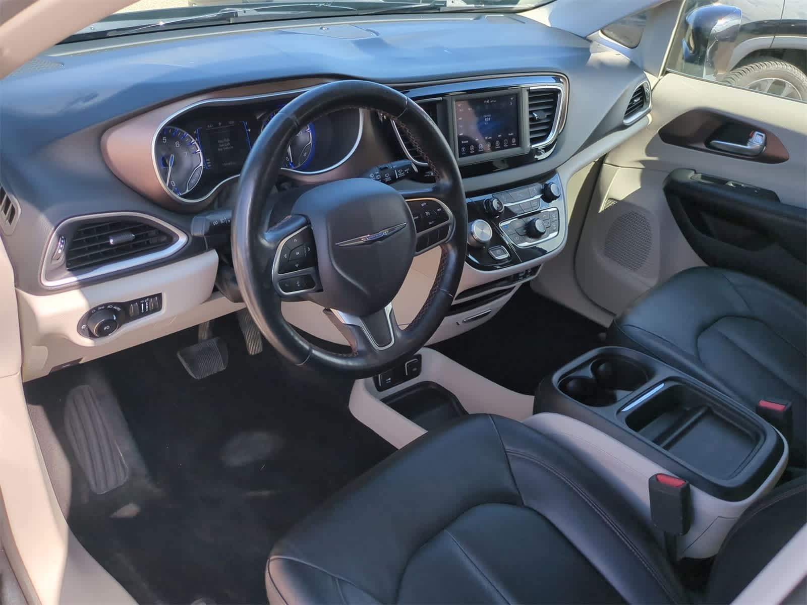 Thumbnail: 2019 Chrysler Pacifica - 10