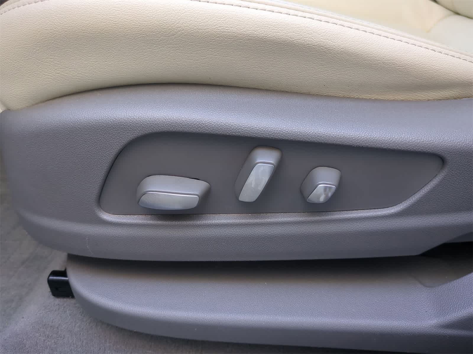 Thumbnail: 2022 Cadillac XT6 - 17