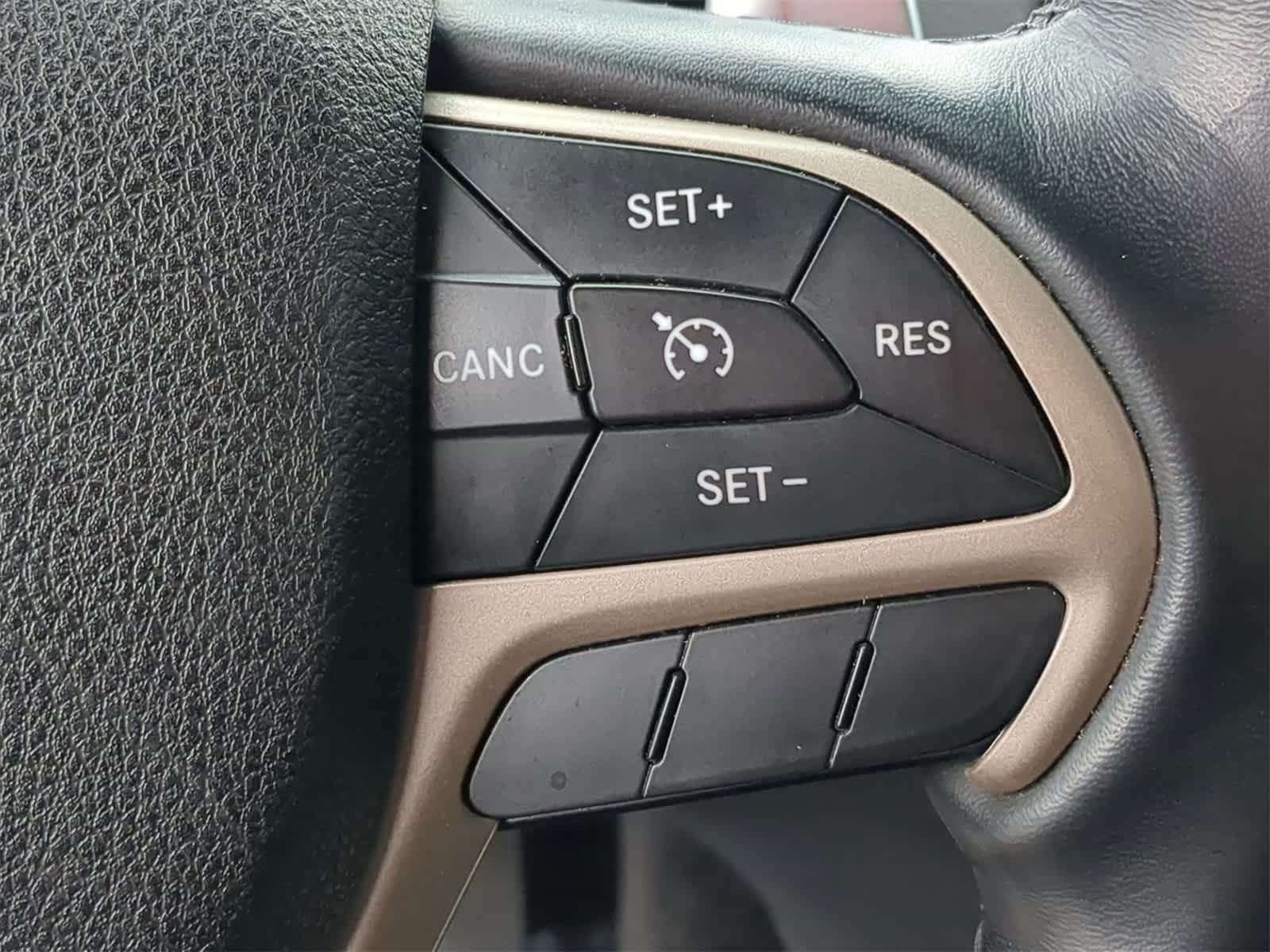 Thumbnail: 2015 Jeep Grand Cherokee - 32