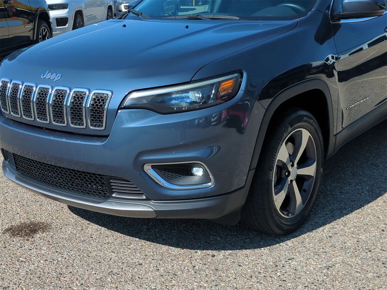 Thumbnail: 2019 Jeep Cherokee - 11