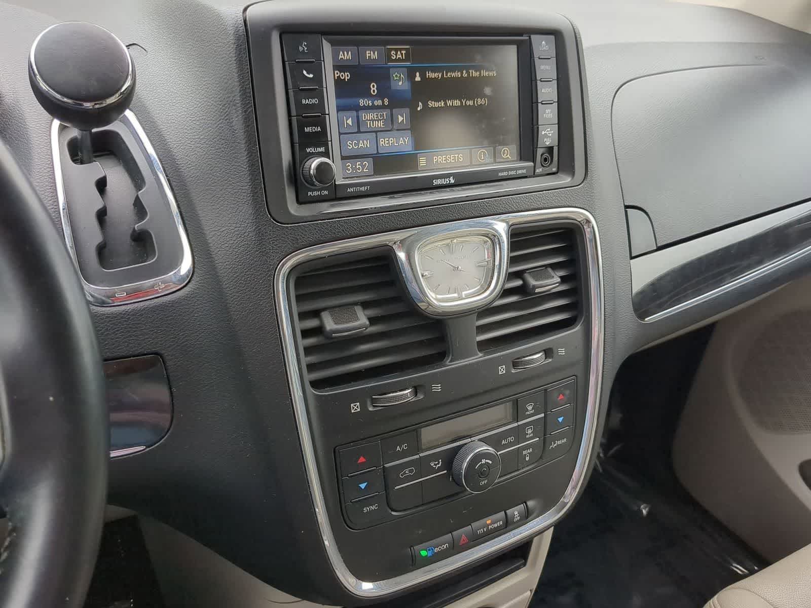 Thumbnail: 2013 Chrysler Town & Country - 26