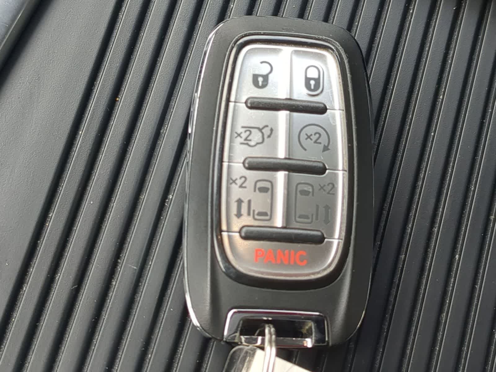 Thumbnail: 2023 Chrysler Pacifica - 32