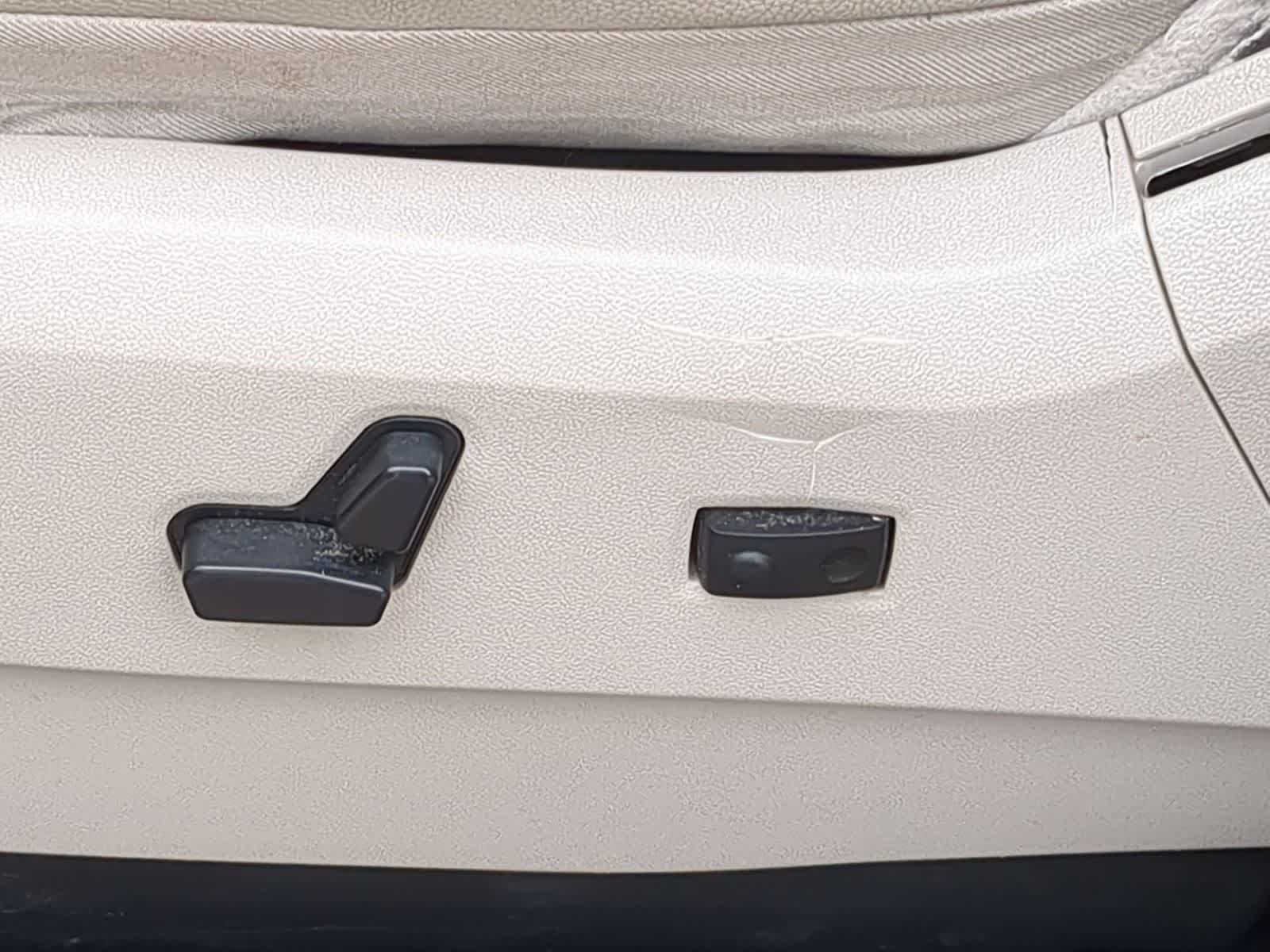 Thumbnail: 2013 Chrysler Town & Country - 17