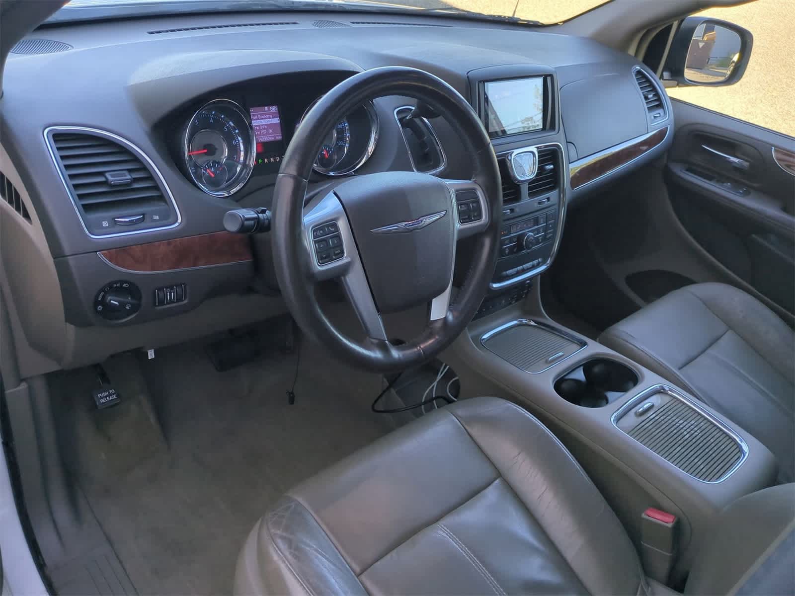 Thumbnail: 2011 Chrysler Town & Country - 10