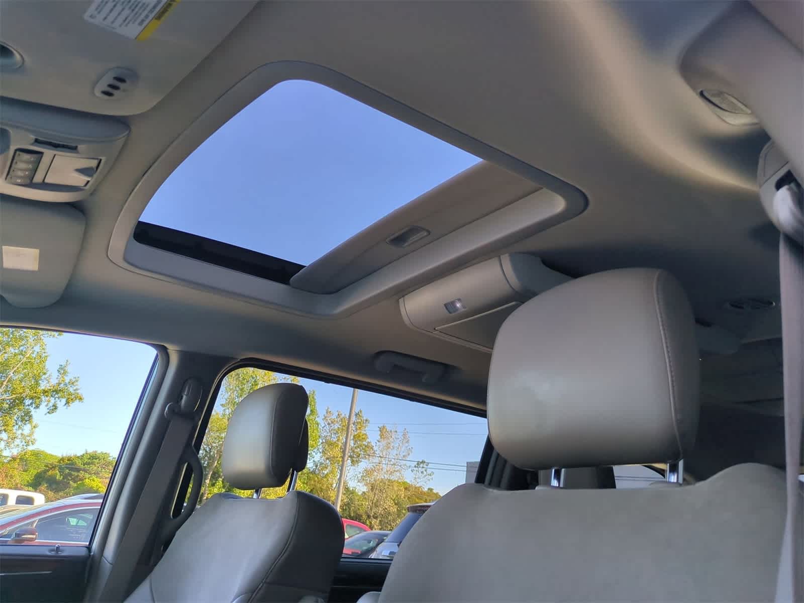 Thumbnail: 2011 Chrysler Town & Country - 18