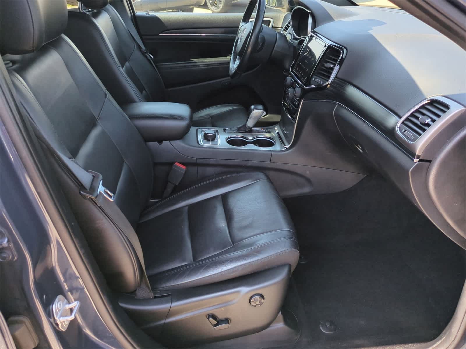 Thumbnail: 2020 Jeep Grand Cherokee - 20
