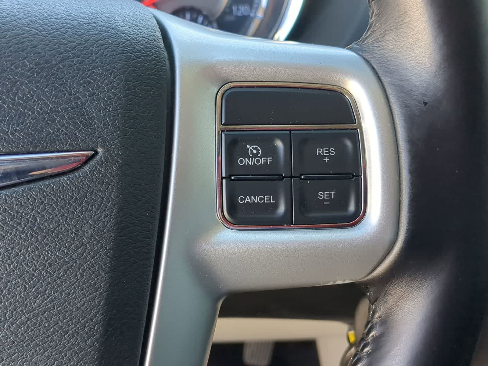 Thumbnail: 2014 Chrysler Town & Country - 24