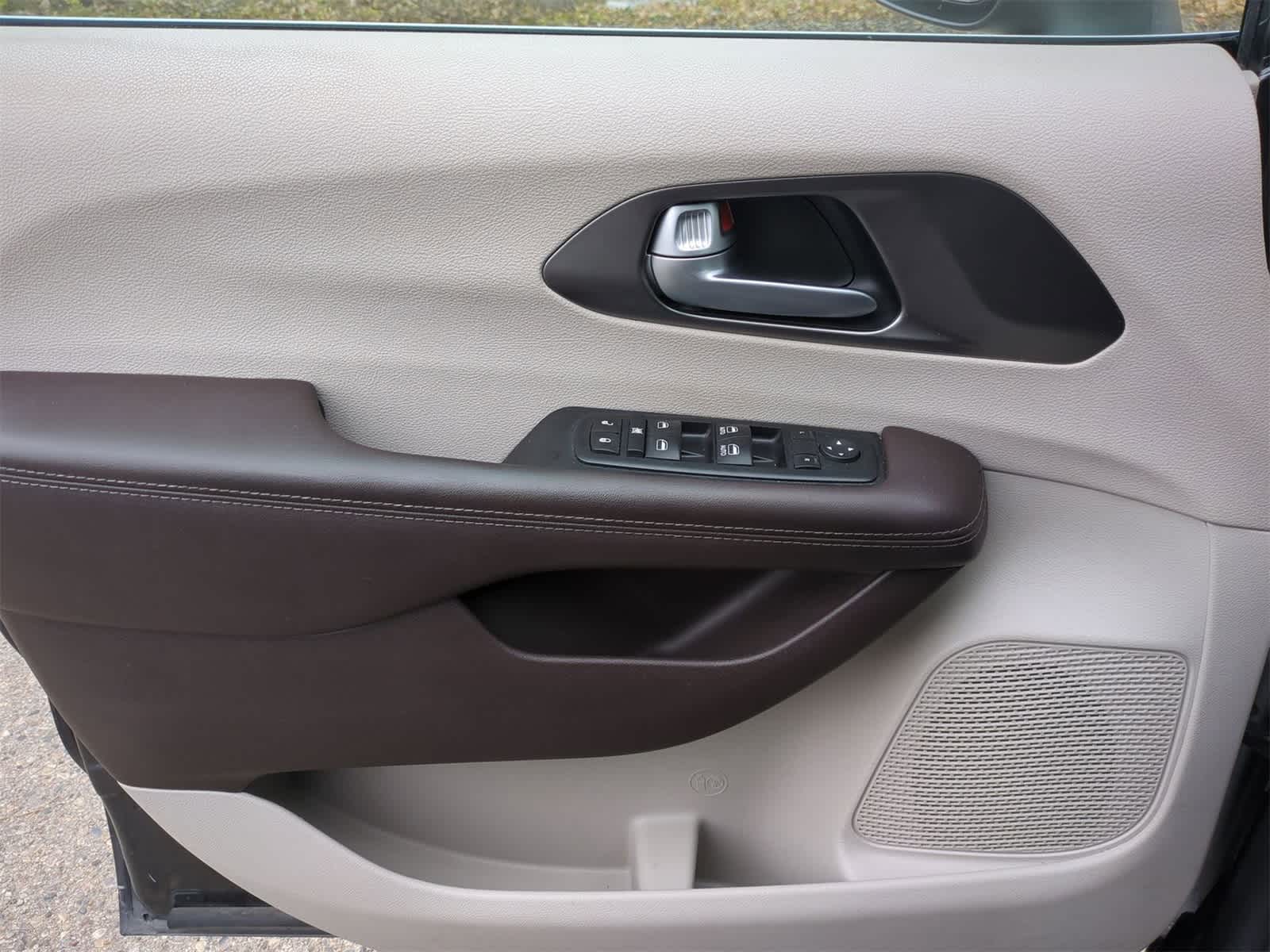 Thumbnail: 2017 Chrysler Pacifica - 29