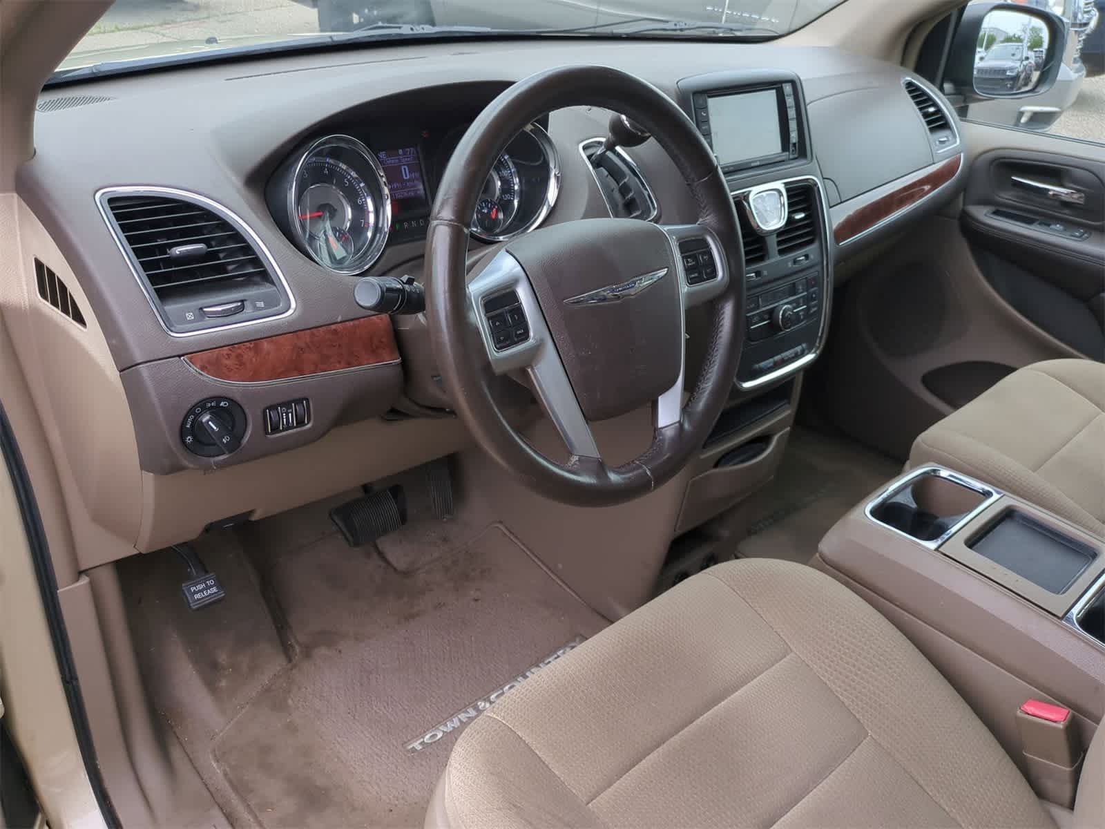 Thumbnail: 2011 Chrysler Town & Country - 10