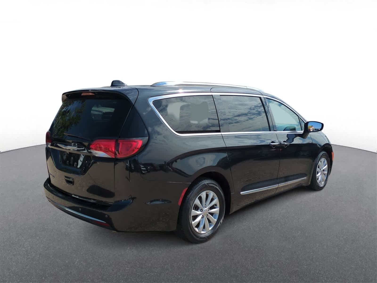 Thumbnail: 2019 Chrysler Pacifica - 8