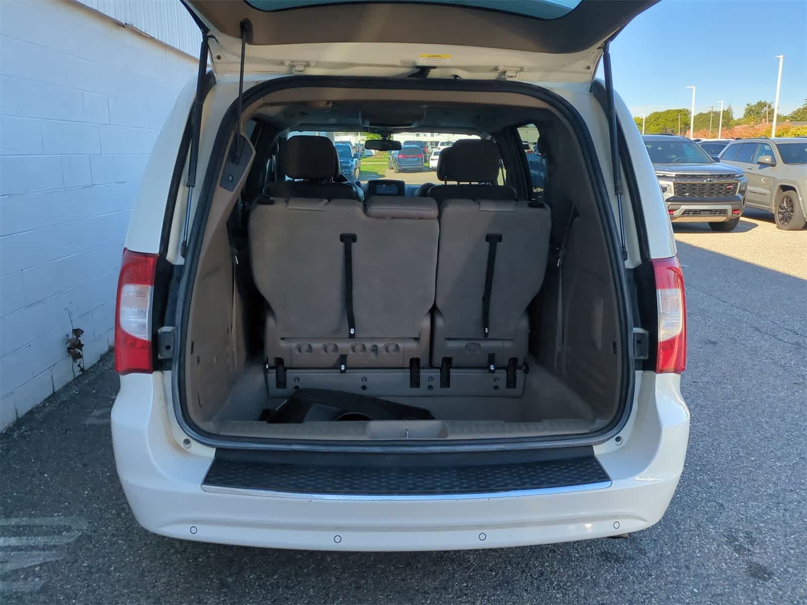 Thumbnail: 2011 Chrysler Town & Country - 33