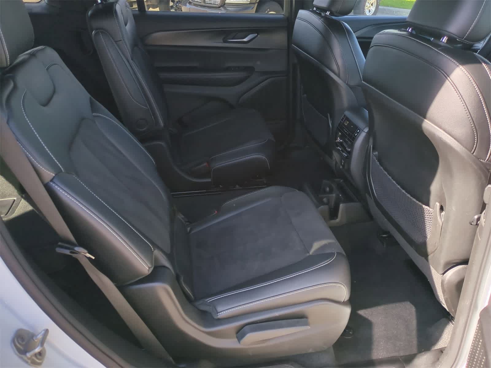 Thumbnail: 2023 Jeep Grand Cherokee L - 21