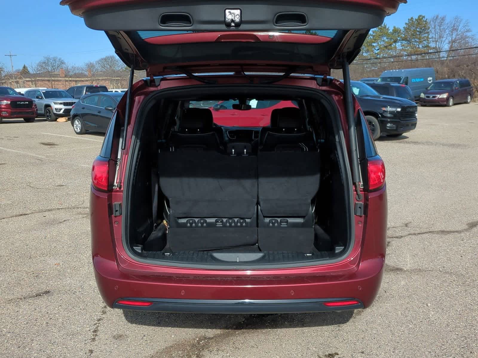 Thumbnail: 2019 Chrysler Pacifica - 31