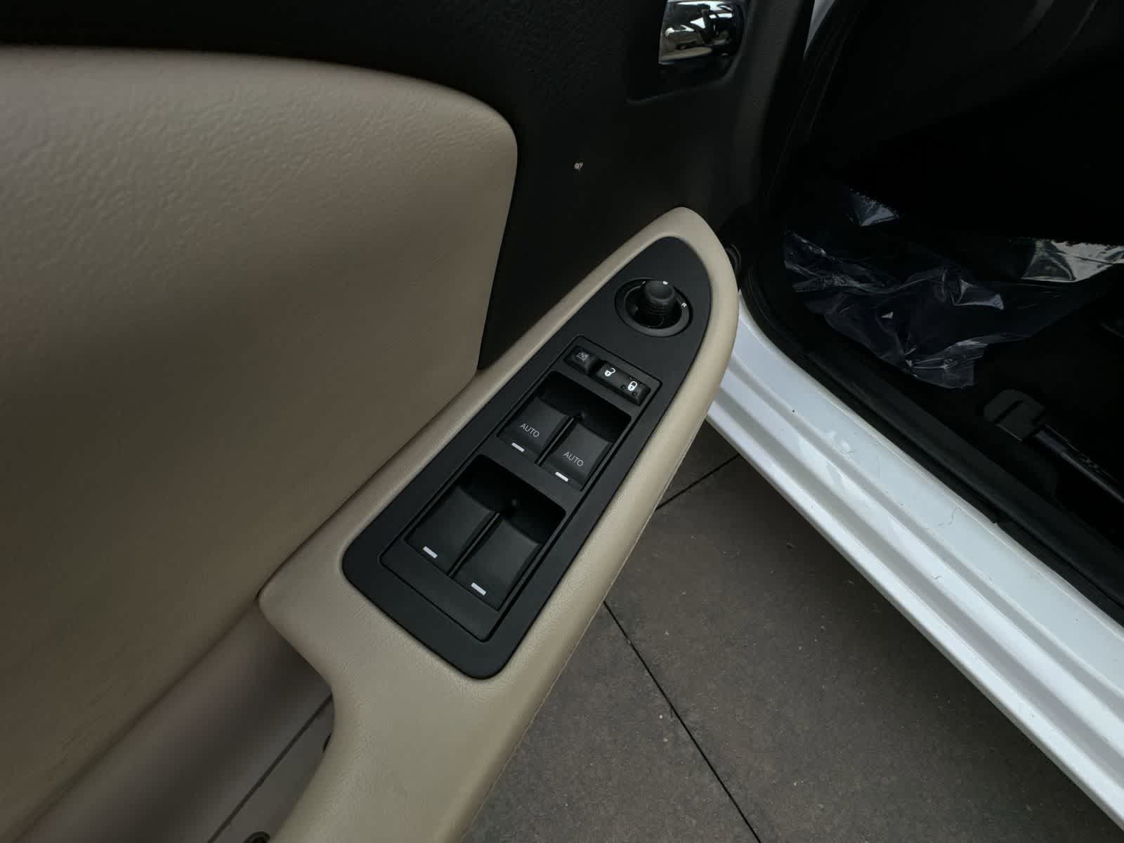 Thumbnail: 2013 Chrysler 200 - 18