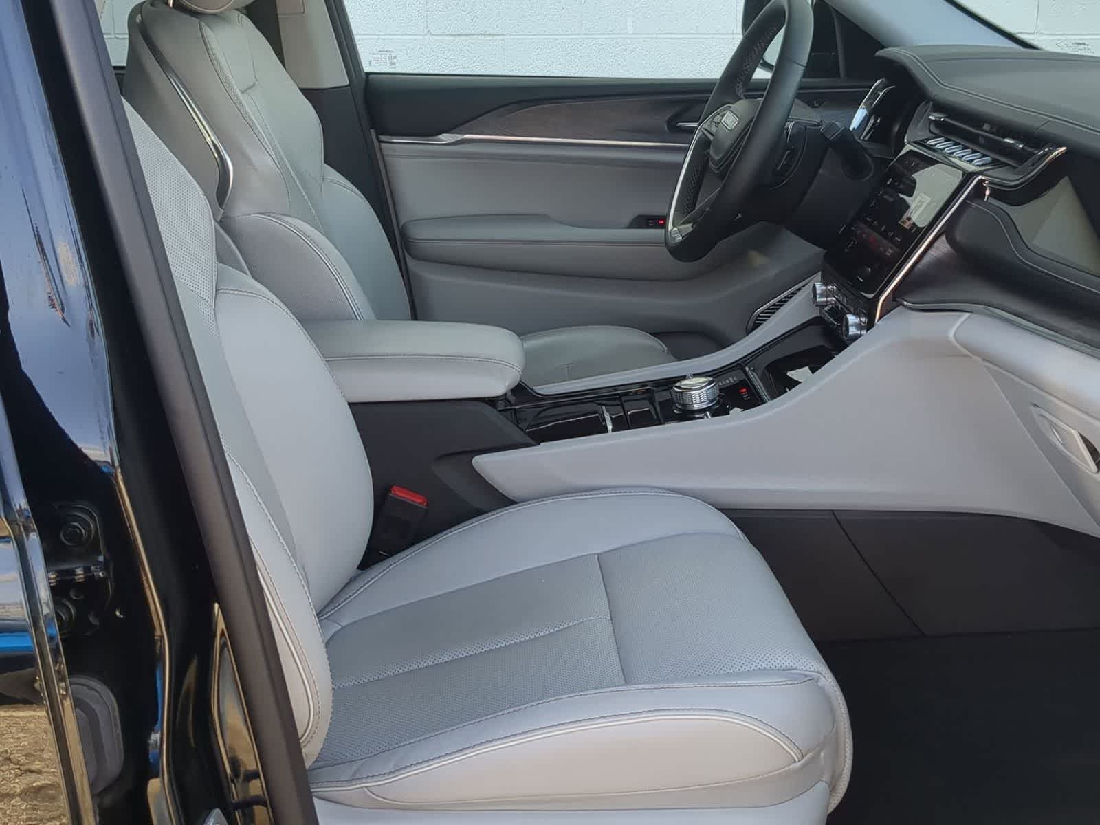 Thumbnail: 2023 Jeep Grand Cherokee - 21