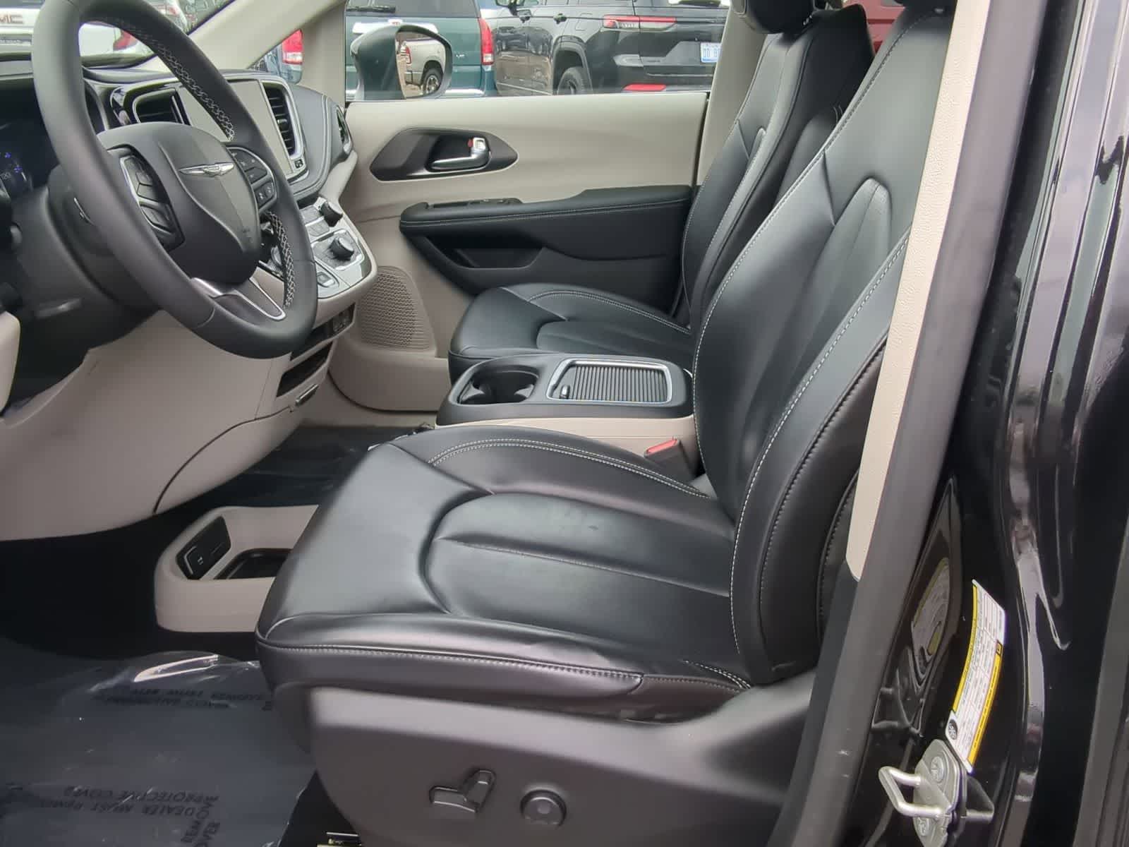 Thumbnail: 2023 Chrysler Pacifica - 15