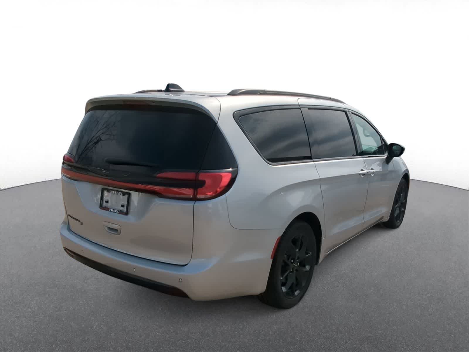 Thumbnail: 2024 Chrysler Pacifica - 8