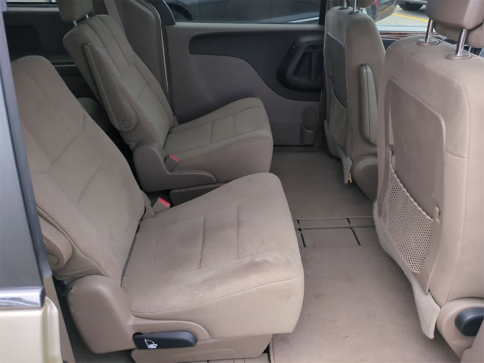 Thumbnail: 2011 Chrysler Town & Country - 17
