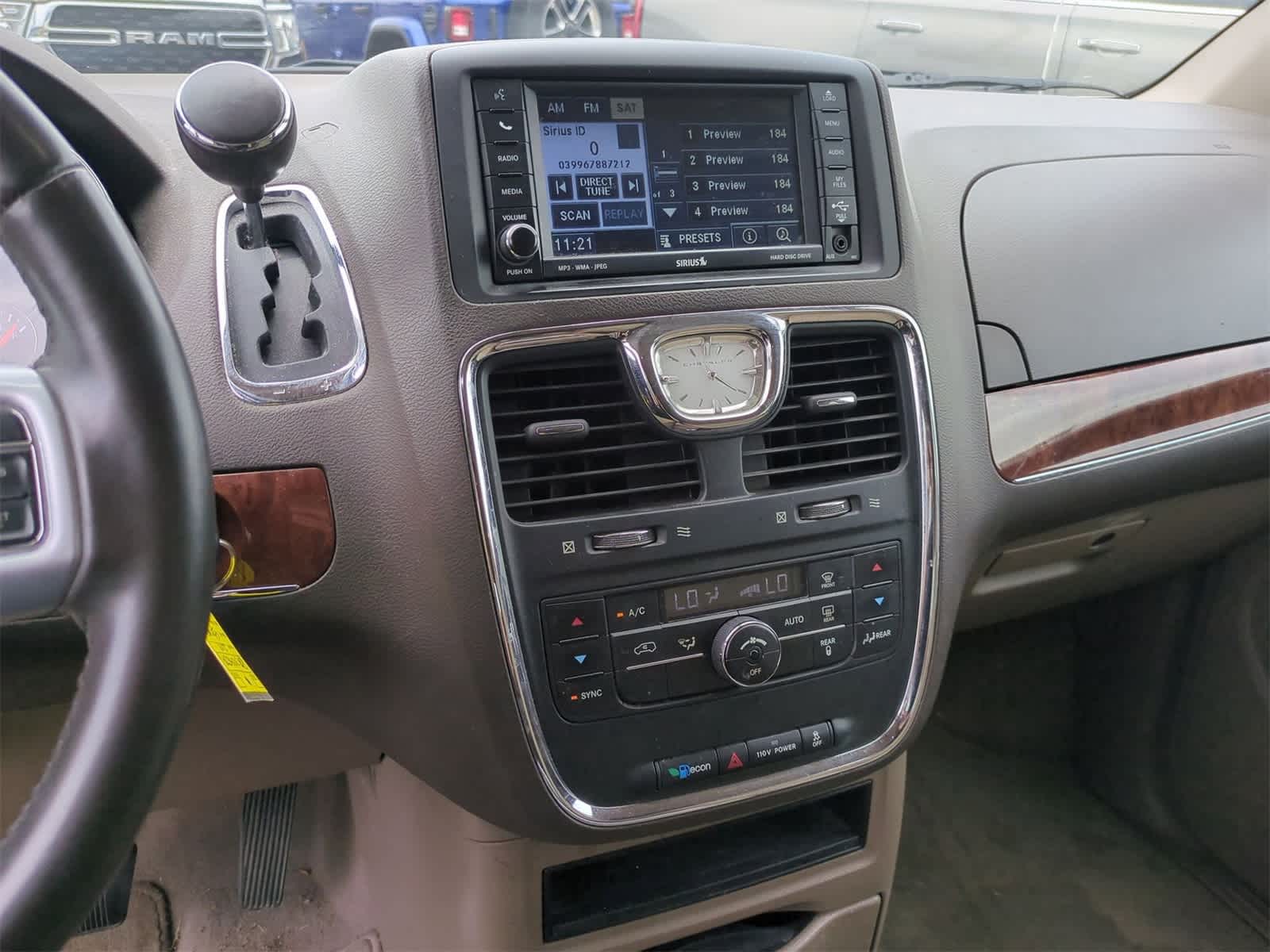 Thumbnail: 2011 Chrysler Town & Country - 23