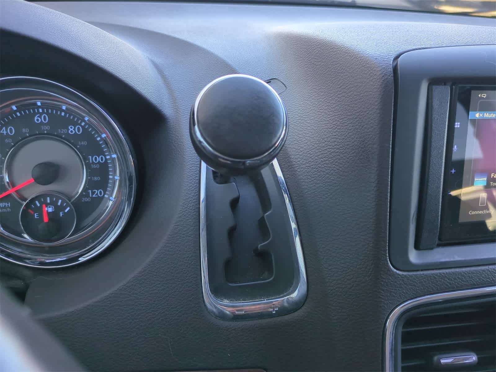 Thumbnail: 2011 Chrysler Town & Country - 31