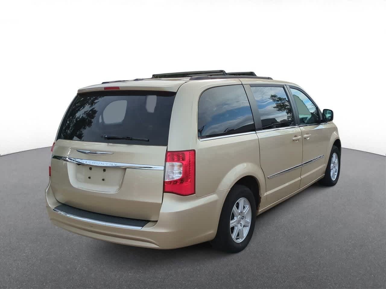 Thumbnail: 2011 Chrysler Town & Country - 8