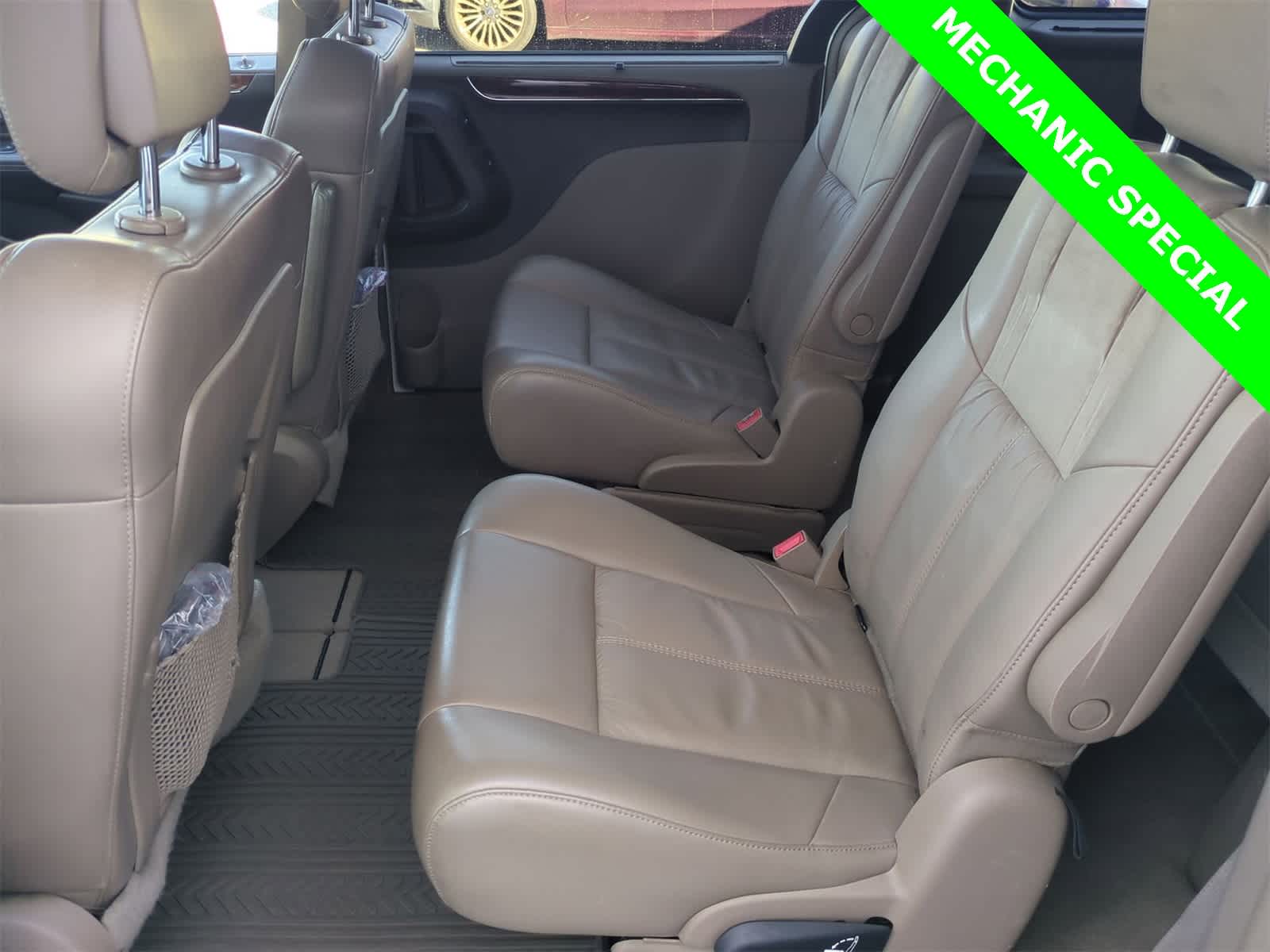 Thumbnail: 2011 Chrysler Town & Country - 19