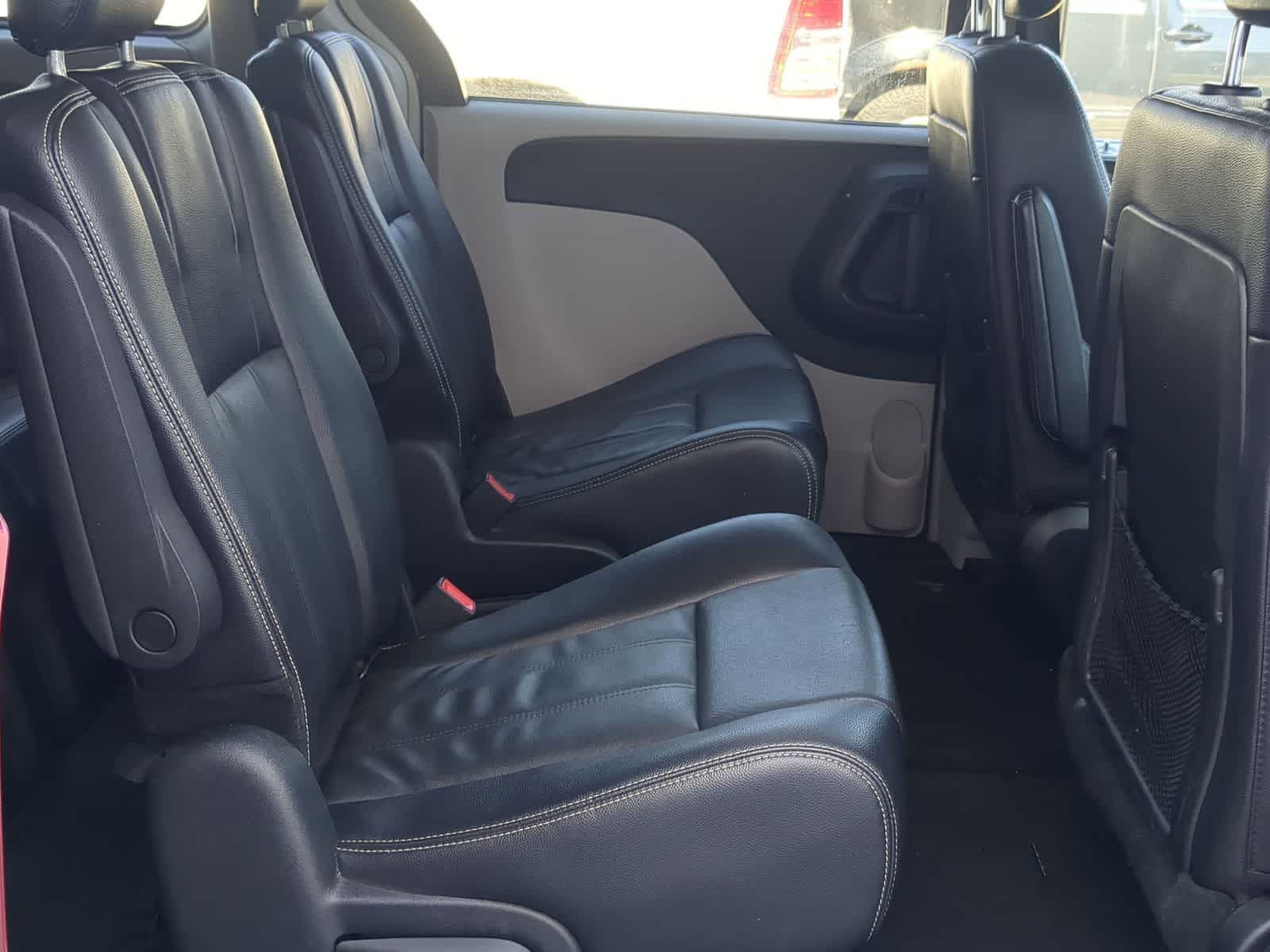 Thumbnail: 2014 Chrysler Town & Country - 20