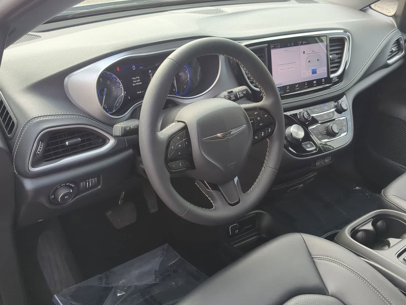 Thumbnail: 2024 Chrysler Pacifica - 10