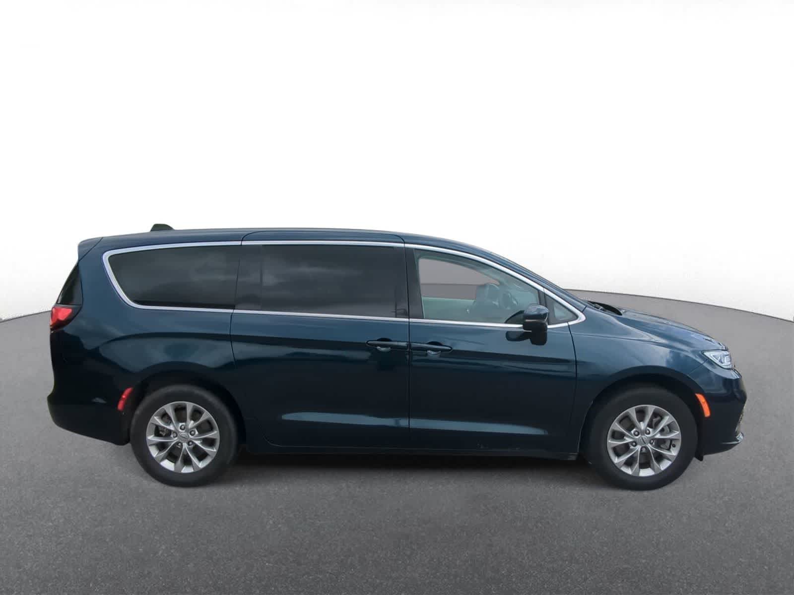 Thumbnail: 2023 Chrysler Pacifica - 9