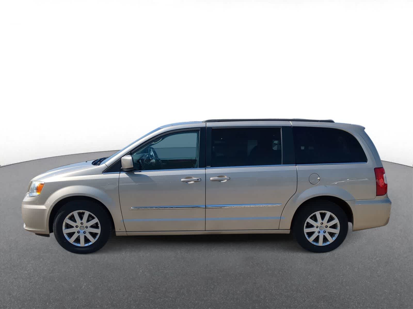 Thumbnail: 2013 Chrysler Town & Country - 5
