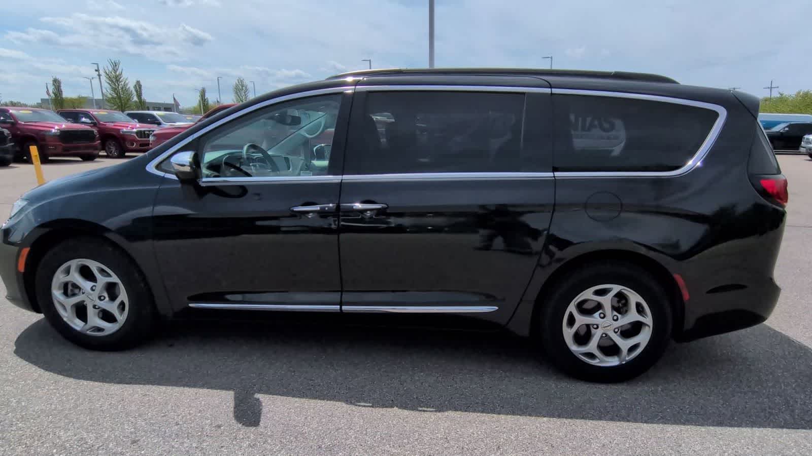 Thumbnail: 2023 Chrysler Pacifica - 5