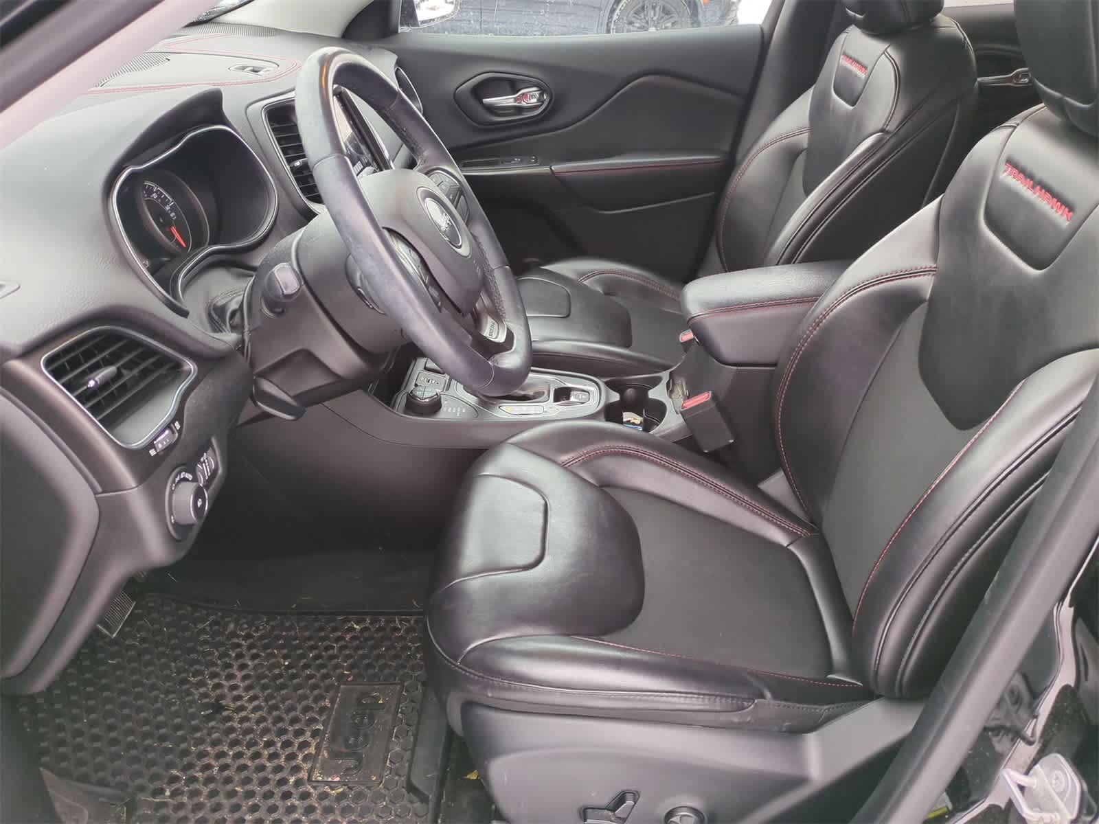 Thumbnail: 2019 Jeep Cherokee - 16