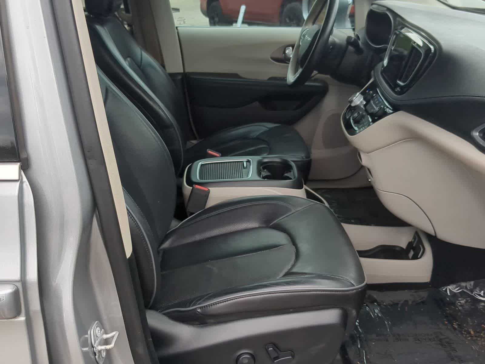 Thumbnail: 2018 Chrysler Pacifica - 21