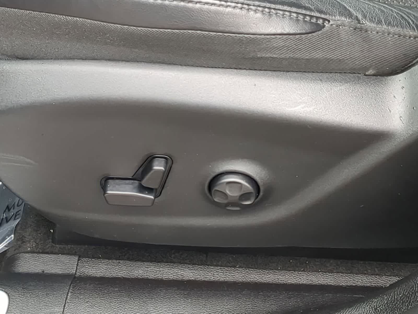 Thumbnail: 2019 Jeep Cherokee - 17