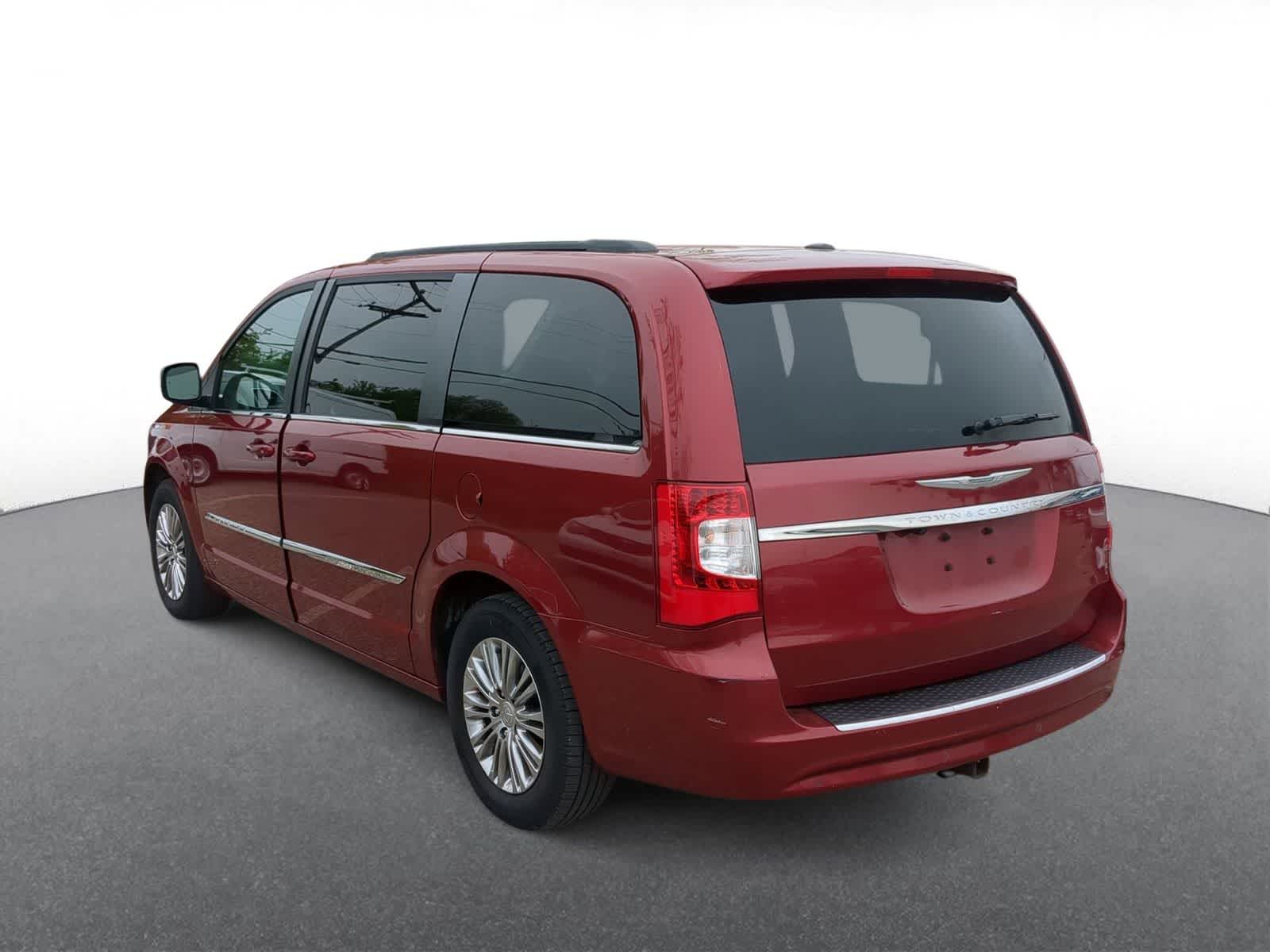 Thumbnail: 2013 Chrysler Town & Country - 6