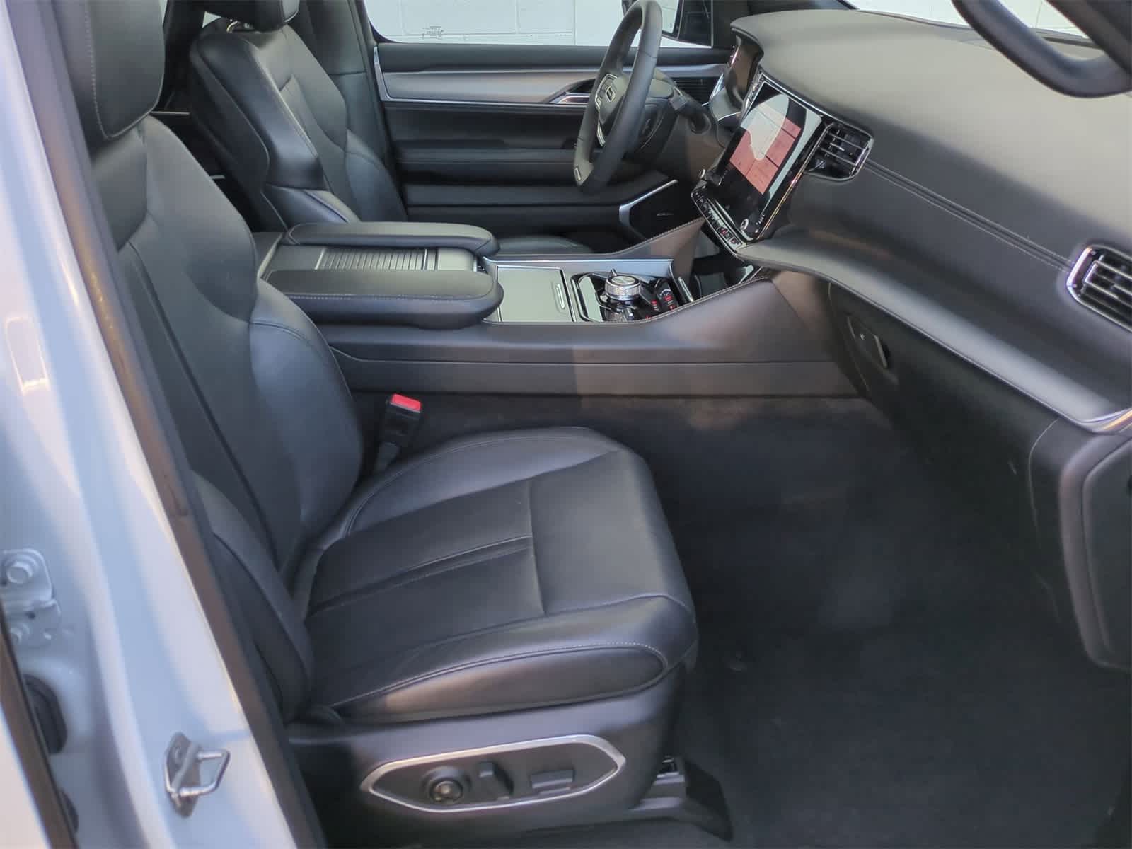 Thumbnail: 2023 Jeep Wagoneer - 21