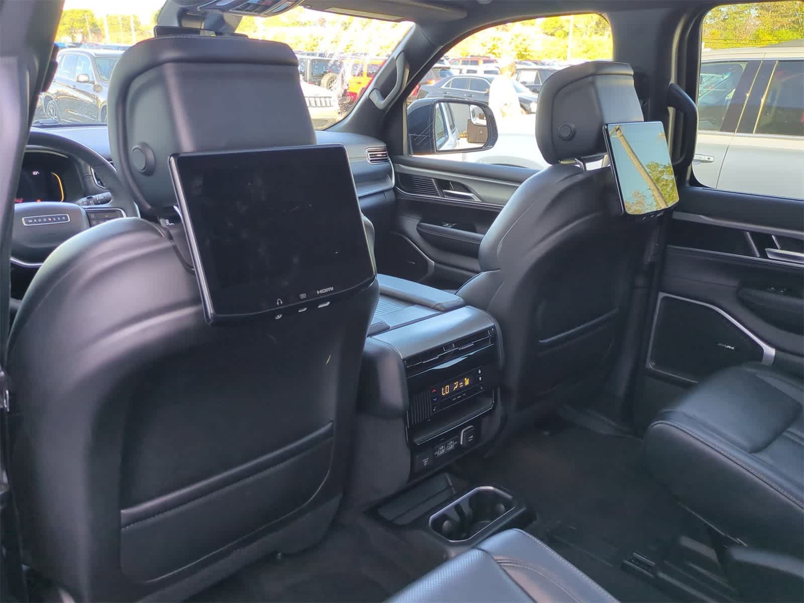 Thumbnail: 2023 Jeep Wagoneer - 17