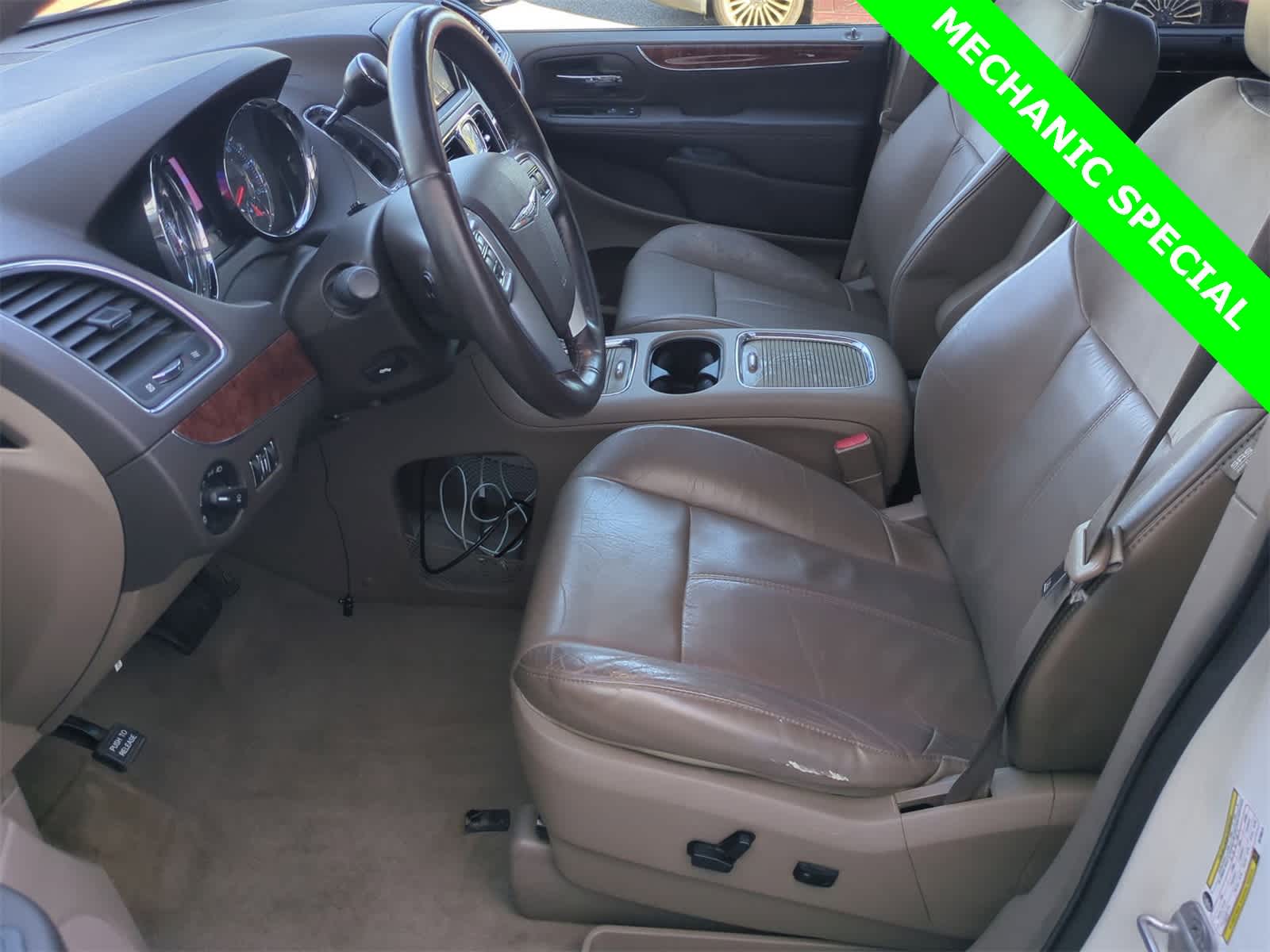 Thumbnail: 2011 Chrysler Town & Country - 15