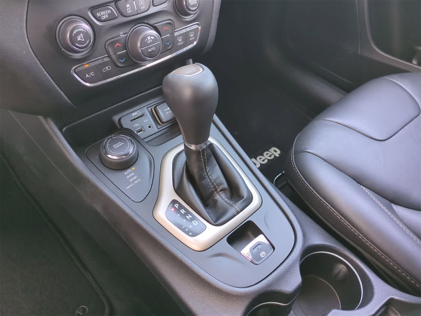 Thumbnail: 2016 Jeep Cherokee - 33