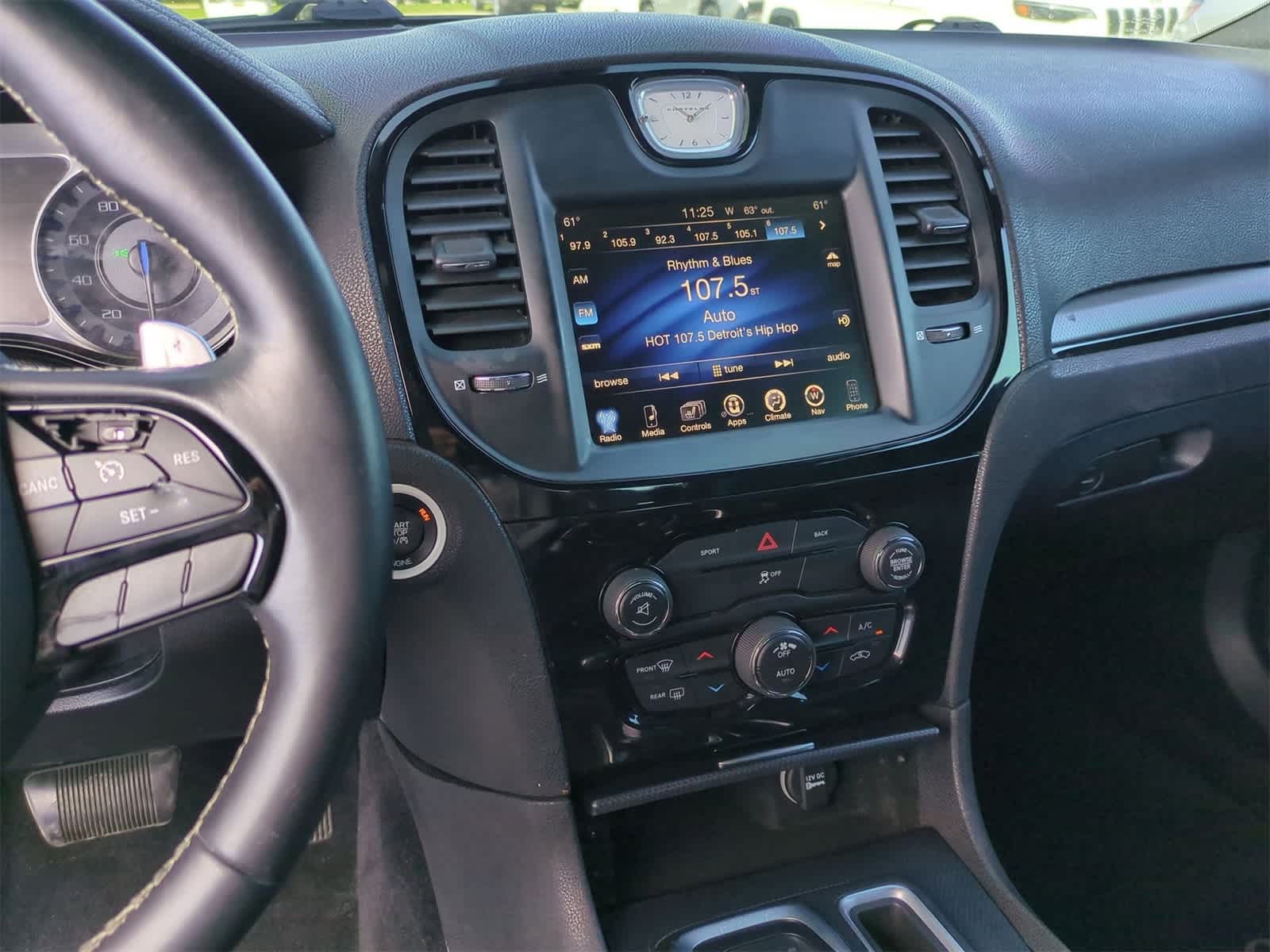 Thumbnail: 2015 Chrysler 300 - 23